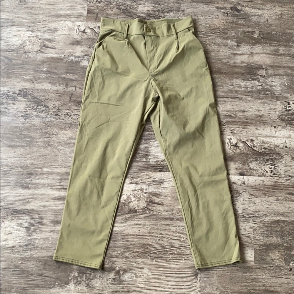 High waisted stretch cropped pant.